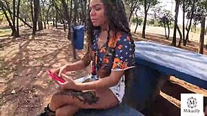 Neg�o pauzudo fode com novinha que encontrou na pra�a neg�o pauzudo viu novinha casada dando bobeira e comeu a safada sem d� e fez tomar leite