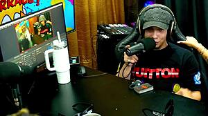 a novinha mostrou a buceta no meio do podcast tava molhadinha o barraco pegou fogo 🔥