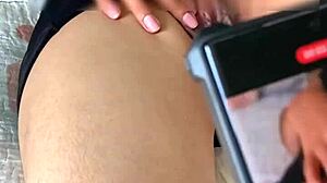 Latina amatoriale si masturba fighetta con dita in pubblico all'aperto