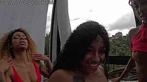 minhas amigas show brazilian pussy play with dildo and squirting action