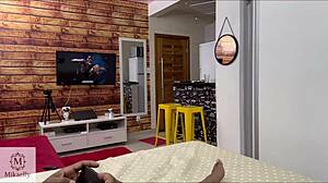 Negão pauzudo fode novinha no apartamento enquanto o marido corno assiste e se masturba