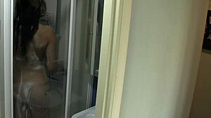 Stiekeme blik op mijn blote vriendin chillend in bad