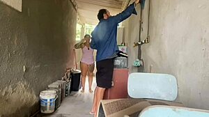 O pedreiro ficou excitado vendo a patroa de roupa curta