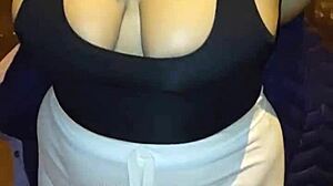 ¡mi madrastra tetona me hace una mamada en la calle!