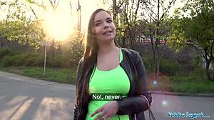 Sofia Lee geneukt door vreemde bij ronkende treinsporen