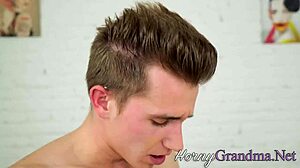 Glasögon-mormor suger monsterkuk för facial cumshot