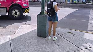 pequena vendedora ambulante folla desconocido en hotel camara oculta