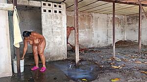 Mi madrastra me pilla espiandola duchandose al aire libre y me hace chuparsela!!!