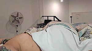 La Mejor Amiga Puta de Mi Hermanastra Shares Bed for Huge Cock Ride!