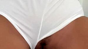 srce ji razbija med divjim jahanjem ogromnega črnega kura