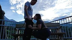 Chupando al Desconocido en la Montaña Brunette Latina