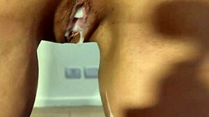 Belle-mère huilée yoga se penche et prend accidentellement la bite du beau-fils au fond de sa grosse chatte