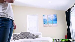 หยุดไม่อยู่! สาวเอเชียตัวเล็ก Lulu Chu ดูดควยขั้นตอนพี่ไม่ยั้ง