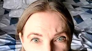 סבתא קוגר מפתה גנן מוצצת לו ואז מזיינת בגינה