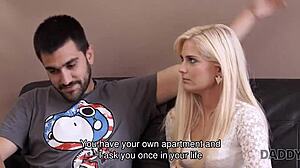 Плешив стар татко чука наивната си млада приятелка