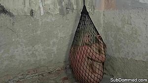 Euro peitinho pequeno 18+ escrava amarrada humilhada bruta por macho no bdsm kinky