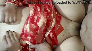 בהבהי ממציאה תירוצים לזיון קרם פיי מלוכלך בחדר אמבטיה הודי