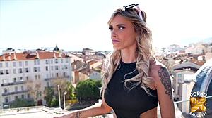 Sophie bionda scopata a pelo da due stalloni!