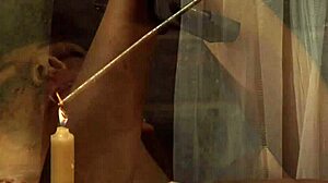 Escrava lésbica amarrada apanha forte da mistress dominante no bondage da garagem