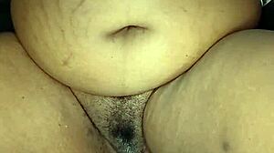 תראו את אמא חורגת שחורה משפשפת כוס שעירה רטובה לאורגזם