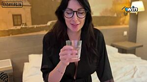 Seksiinen naapurin MILF anelee pillutäytettä oriherralta