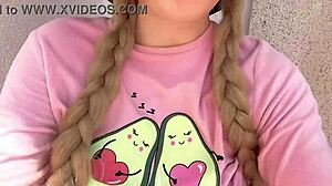 جار يتجسس على شقراء تنقذف في الحديقة مجنونة برا