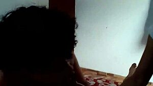 Dos latinas calientes chupando polla en sexo casero 🔥💦