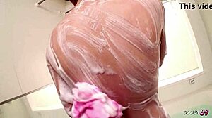 Nakon doručka i sapunice u tušu azijska žena daje blowjob u kadi uncensored JAV