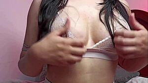 Colombiana tetas naturales grandes provoca pezones duros cachonda