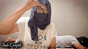 Indo Housewife's Shaved Pussy Creampied After Wet Lick Ride