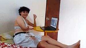 Dos latinas calientes chupando polla en sexo casero 🔥💦