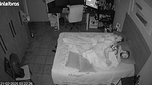 Κάνουν πως ξεχνούν την κάμερα τρελαίνονται στο κρεβάτι με παιχνίδι κώλου