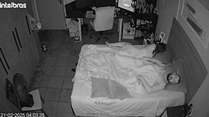 Ils font semblant d'oublier la caméra et déjantent en jeu anal chambre