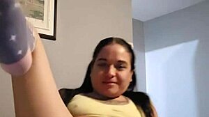 je joue avec ma PETITE 18+ chatte emy angel webchat vibes