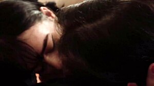 duas safadas bateram na porta oferecendo boquete grátis... adivinha? deixei entrar e fodi as duas com red sheer completo