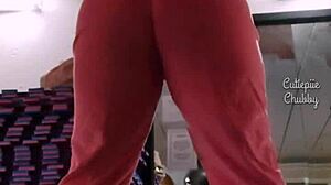 Chubby ebony babe squats big ass at the gym