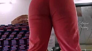 Chubby ebony babe squats big ass at the gym