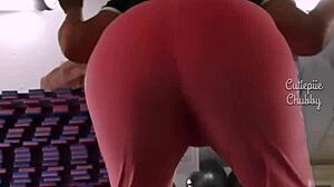 Chubby ebony babe squats big ass at the gym