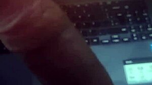 Segandomi il grosso cazzo nero su tette prosperose vengo forte