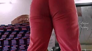 Chubby ebony babe squats big ass at the gym