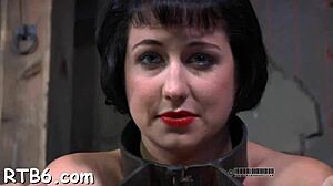 Dominująca suka dominatrix wpycha nagiej dziwce ostre BDSM w ciasną cipkę