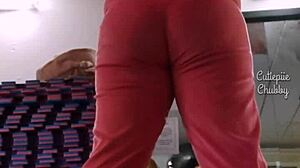 Chubby ebony babe squats big ass at the gym