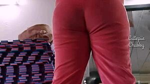 Chubby ebony babe squats big ass at the gym