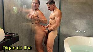 Gift latina suger kuk i duschen sen creampie i trång fitta i badkar