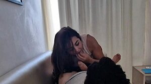 mira como esta rubia latina de 18 chupa verga con su gran culo teton