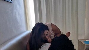 mira como esta rubia latina de 18 chupa verga con su gran culo teton