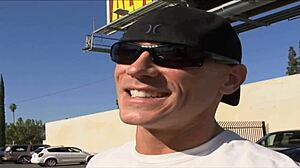 Biustowata blondyna ssie kutasa do gardła a potem bierze w cipkę