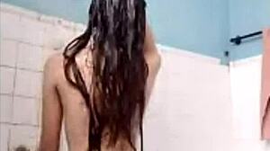 פיליפינית מגלחת ציצים קטנים 18+ ומתענגת במקלחת!