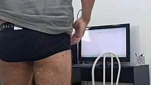 Safada flashes no panties tech small waist ass worship