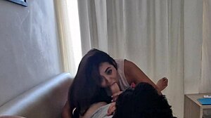 mira como esta rubia latina de 18 chupa verga con su gran culo teton